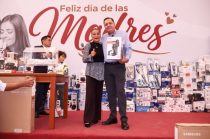 El alcalde Ricardo Moreno durante el desayuno conmemorativo por el Día de las Madres.