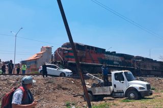 Video: Tren arrolla auto en Ecatepec y colapsa Avenida Central