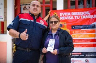 Personal de Protección Civil y Bomberos de Coacalco durante una de las capacitaciones dirigidas a usuarios de las Casas del Adulto Mayor.