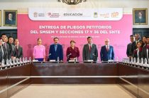 Delfina Gómez Álvarez recibe pliegos petitorios del SMSEM y SNTE.