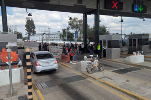 Estudiantes de la FES Cuautitlán llegaron a la caseta de Tepotzotlán, donde permitieron el paso libre a los automovilistas