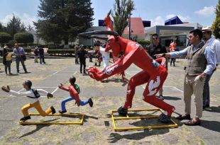 Una pieza incluye una enorme figura del demonio tomando en sus manos una piedra con la que simula haber golpeado a una niña, haciendo alusión al caso de Norma Lizbeth.