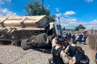 El vehículo de carga que transportaba grava intentó ganarle el paso al tren