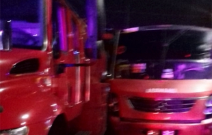 Chocan camión de bomberos contra uno de transporte público en Toluca