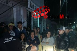 Varios testigos y autoridades en el lugar de los hechos, tras el ataque que dejó sin vida a una mujer en Metepec.