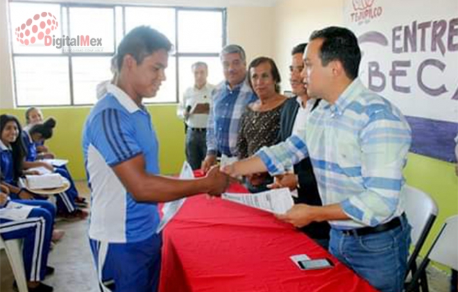 Entrega Anthony  Domínguez más becas “Benito Juárez” en #Tejupilco