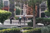 Esta tarde, realizaron varios grafitis en las fuentes