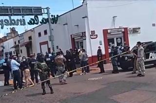 En el operativo una persona quedo sin vida en el asiento trasero de un taxi, según informes al sacar un arma de fuego y enfrentar a los agentes