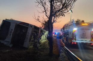 Rescate tras la volcadura de un autobús en la Morelia–Pátzcuaro