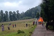 Autoridades de Temascaltepec atendieron a las personas lesionadas tras la explosión de una camioneta que transportaba pirotecnia durante una cabalgata.