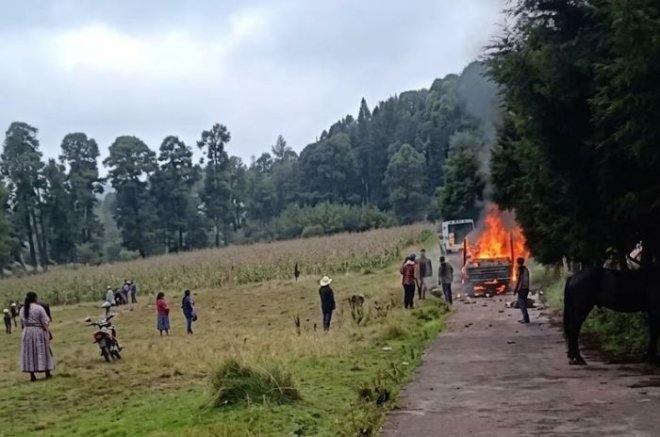 Autoridades de Temascaltepec atendieron a las personas lesionadas tras la explosión de una camioneta que transportaba pirotecnia durante una cabalgata.