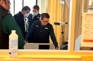 La secretaria de Salud del Estado de México, Celina Castañeda, recorrió los hospitales donde permanecen internadas las personas lesionadas tras la explosión en Temascalcingo.