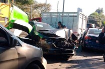 El accidente dejó personas heridas y cuantiosos daños materiales.