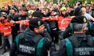 Guardia nacional arremete contra votantes catalanes