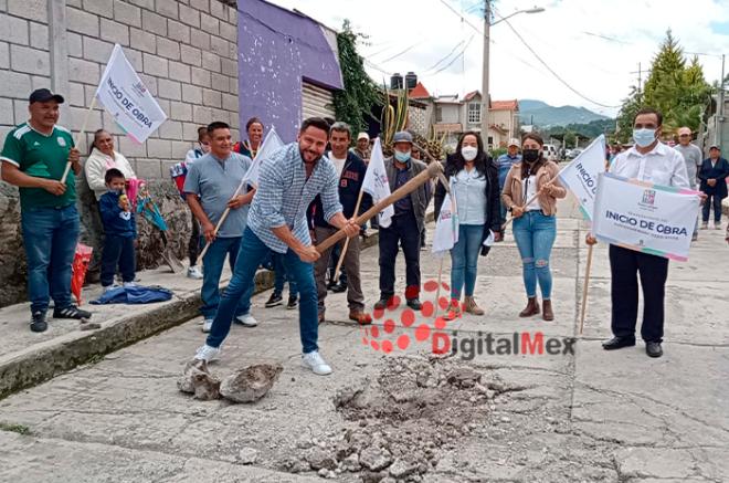 Carlos González Berra visitó la localidad de la Comunidad, lugar donde inició una importante obra de pavimentación.