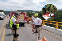 Protección Civil y Bomberos rescatan restos en Puente Calderón
