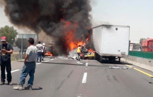 En #Ecatepec tráiler se incendia en accidente; hay un muerto
