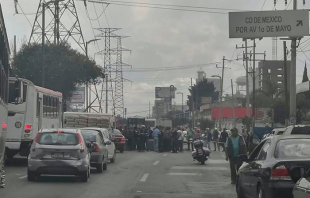 Desesperados, en Toluca bloquean vía Alfredo del Mazo por desabasto de gasolina