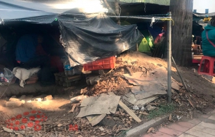 Tierra y escombros frente Hospital del Niño por obra inconclusa