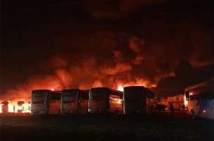 #Video: Catástrofe en San Felipe del Progreso, arden autobuses