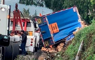 Vuelca tráiler cargado con toneladas de cerveza en Naucalpan