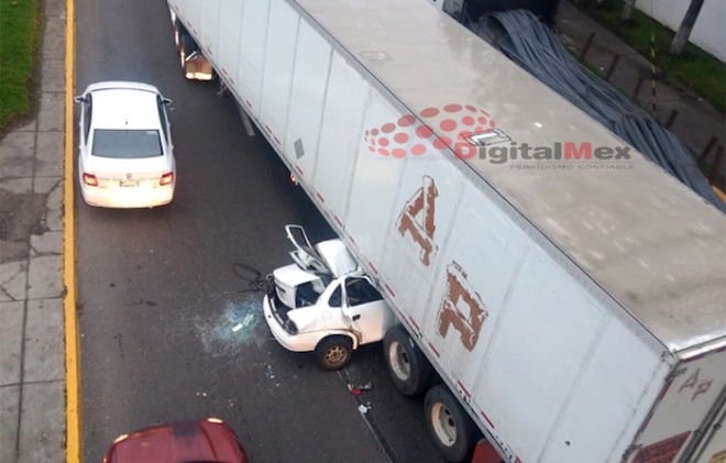 #Toluca: coche queda debajo de tráiler en vialidad Alfredo del Mazo