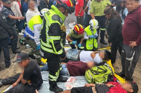 Cuerpos de emergencia y elementos municipales atendieron a las personas afectadas por la caída de un rayo en Santiago Tlacotepec, Toluca.