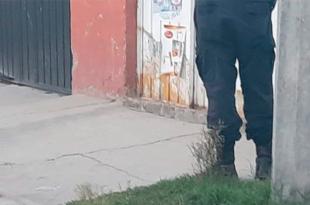 La policía acudió a una llamada de auxilio, en donde se informó de la mujer tendida en el piso