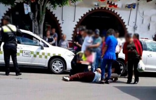 Taxista se pasa el alto y atropella a una mujer en Tenancingo