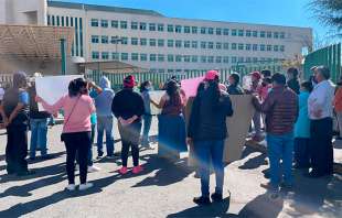 Exigen que les den el tratamiento de manera urgente o de lo contrario canalicen a los pacientes a otra unidad médica