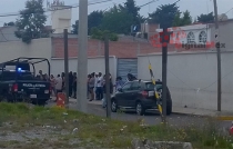 Intentan volcar patrulla tras detención en #Zinacantepec