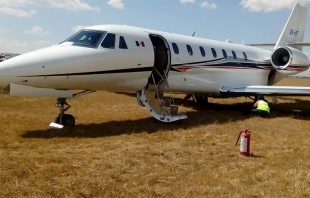 Suspenden vuelos en aeropuerto de Toluca por despiste de avioneta