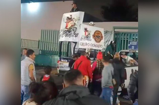 Las lonas fueron retiradas por los propios tripulantes de la unidad.