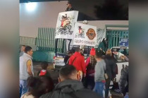 Las lonas fueron retiradas por los propios tripulantes de la unidad.