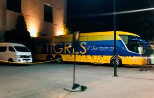 Aficionados del Toluca grafitean autobús de los Tigres