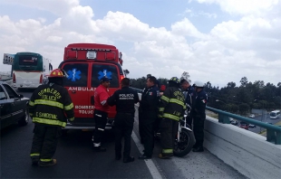 Jovencita intenta arrojarse de puente en Toluca; la policía lo evita