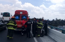 Jovencita intenta arrojarse de puente en Toluca; la policía lo evita