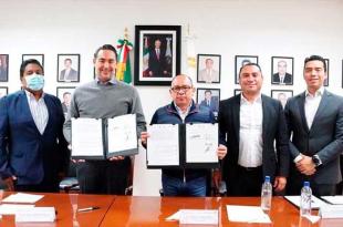 El alcalde de Zinacantepec, firmó está tarde un convenio de colaboración con la Secretaría de Desarrollo Económico del Edoméx