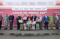 En el evento la Mandataria estatal realizó el canje de juguetes bélicos por juegos didácticos a niñas y niños del municipio de Tlalnepantla.
