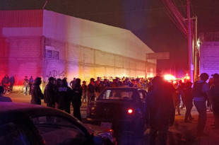 Policías y vecinos en el lugar de la balacera