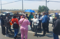 Ante la falta de respuesta, los inconformes cerraron ambos sentidos de la vía a la altura del Hospital General Regional 200 del IMSS, en San Jerónimo Xonacahuacan.