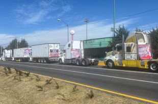 Este grupo de transportistas van a recorrer la Adolfo López Mateos desde Zinacantepec hasta Tollocan en Toluca y se dirigen a la México - Toluca.