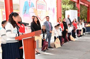 La alcaldesa Ana Muñiz encabezó en la Escuela Primaria Vicente Villada el inicio del ciclo escolar 2026-2027.