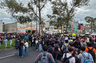 Estudiantes de FES Aragón bloquearon Avenida Central para exigir respuestas a su pliego petitorio, lo que generó complicaciones viales en Nezahualcóyotl.