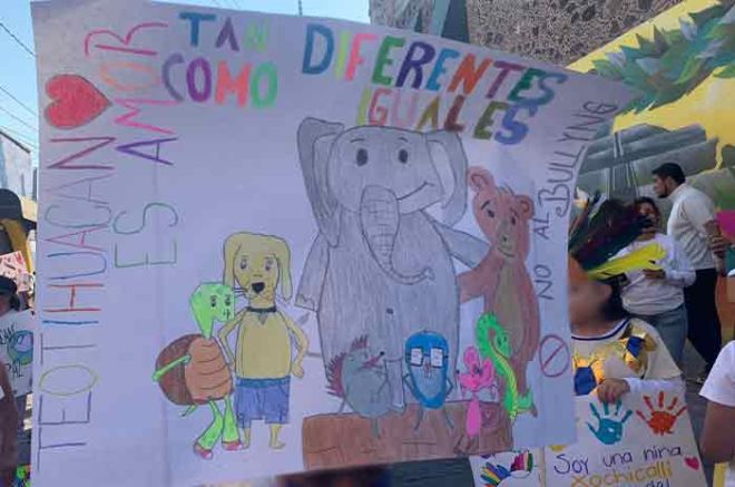 Niños de preescolar, primaria y secundaria del Colegio Xochicalli caminaron pacíficamente por las calles para alzar la voz.