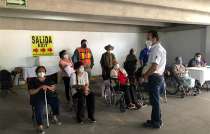 Les pide a los adultos mayores que guarden muy bien el talón verde porque es la contraseña para recibir la segunda dosis