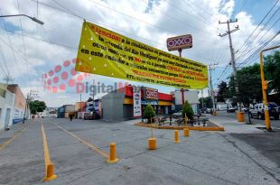 Ocho vecinos colocaron una lona advirtiendo que está cerrado el paso.