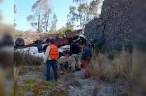 El chofer fue rescatado por los bomberos.