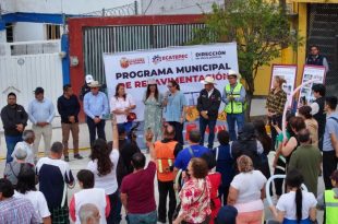 Azucena Cisneros durante la entrega de la obra en Monte Chimborazo.