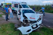 La tarde de ayer se registró un fuerte choque entre una camioneta y un taxi